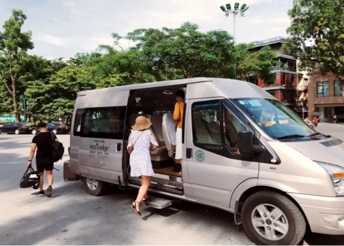 Xe khách di chuyển trên đường đến Mai Châu