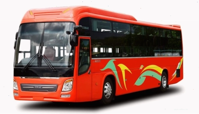 Xe khách di chuyển trên tuyến đường cao tốc tới Ninh Bình