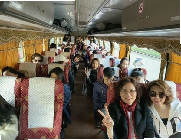 Xe khách trung chuyển hành khách giữa các điểm du lịch