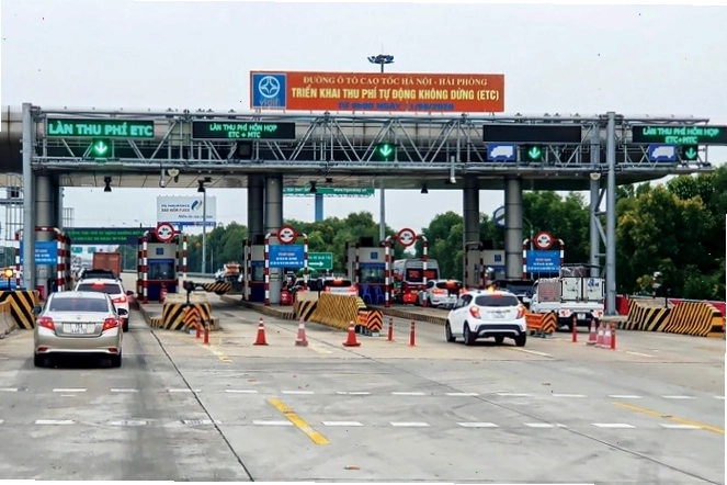 Xe ô tô di chuyển nhanh chóng qua trạm thu phí ETC