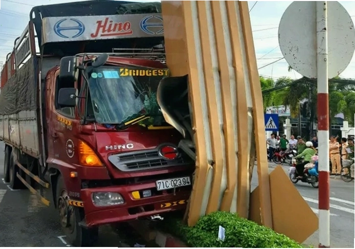 Xe tải gây tai nạn tông sập cổng chào Mỹ Tho. Ảnh: An Nam.