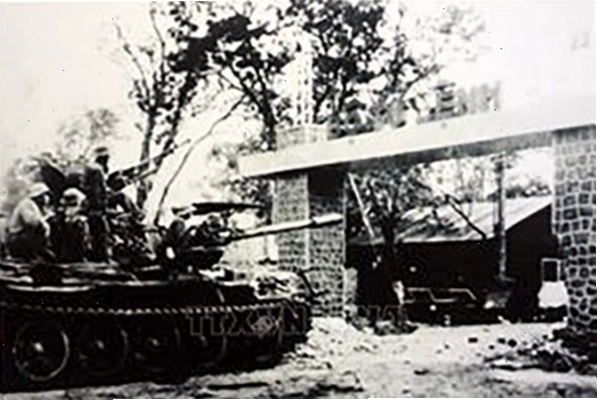 Xe tăng và bộ binh quân giải phóng tiến công chiếm lĩnh thị xã Buôn Ma Thuột tháng 3 năm 1975.