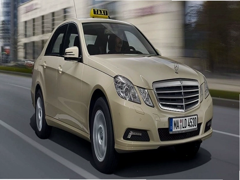 Xe taxi đậu chờ khách ở một điểm dừng tại Dresden