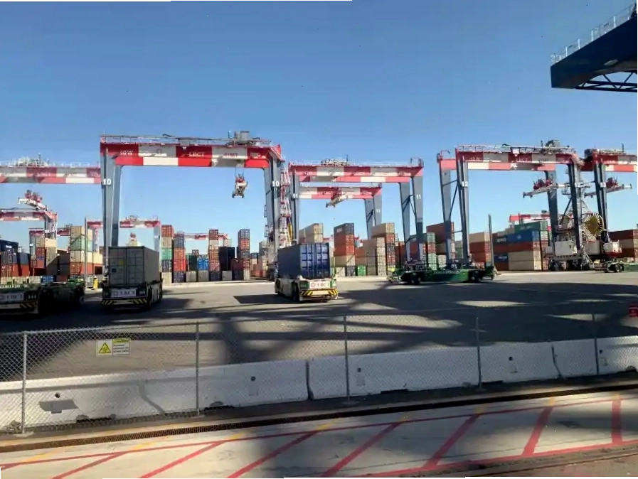 Xe tự hành AGVs và cần cẩu xếp dỡ tự động tại bến cảng container