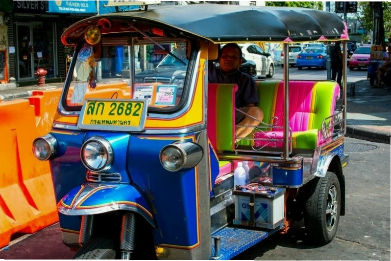 Xe tuk tuk di chuyển trên đường phố Viêng Chăn