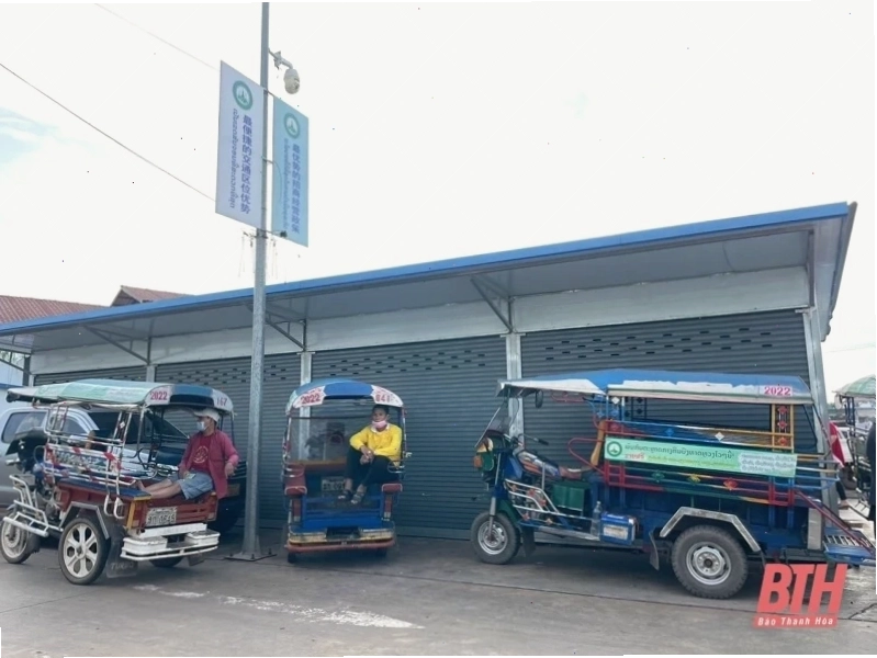 Xe tuk tuk phương tiện di chuyển phổ biến và thú vị tại Viêng Chăn